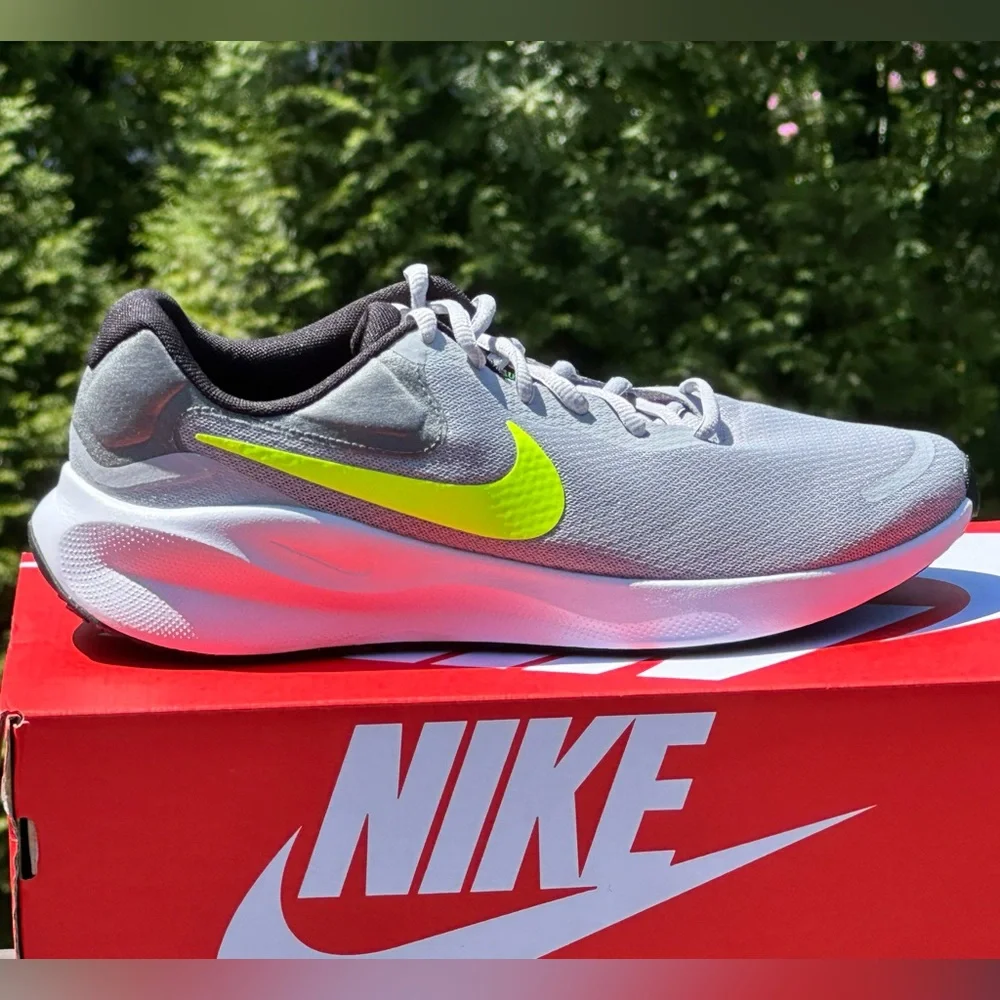 NEW Nike Revolution 7 Reflecting Casual Sneaker - US Size Mens 10.5 | Womens 12